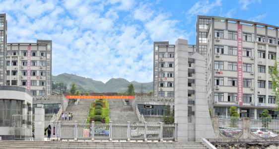 2021年成都卫校好还是职高好