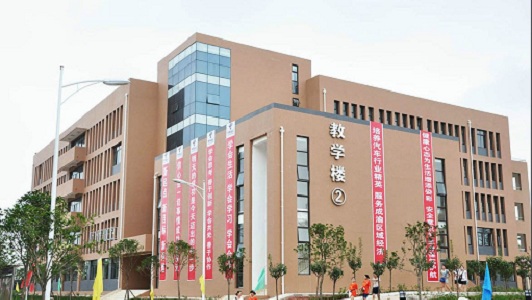 2022年广东华文法商中等职业学校的学费是多少？